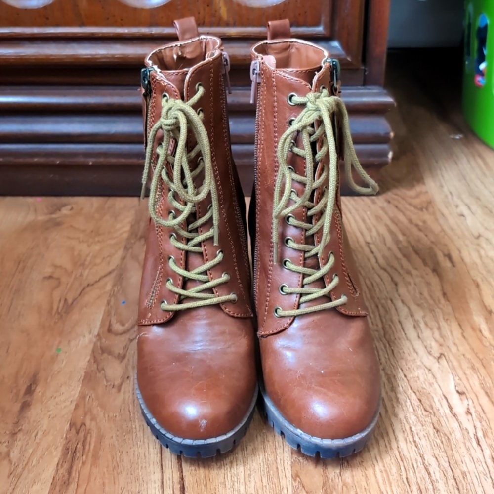 Ankle heeled brown lace up boots size 7